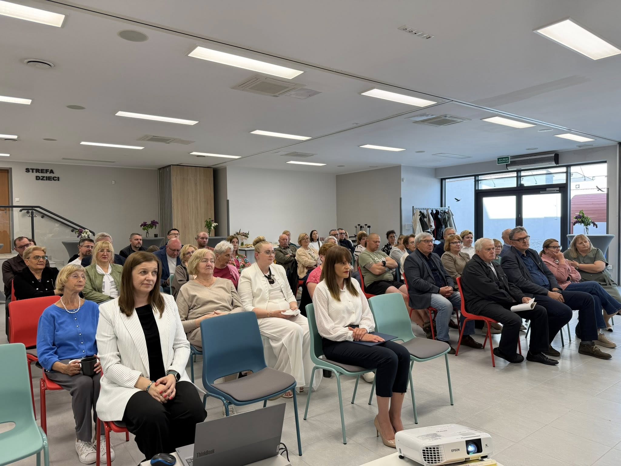 Publiczność na spotkaniu z górnikiem. Widok od przodu.