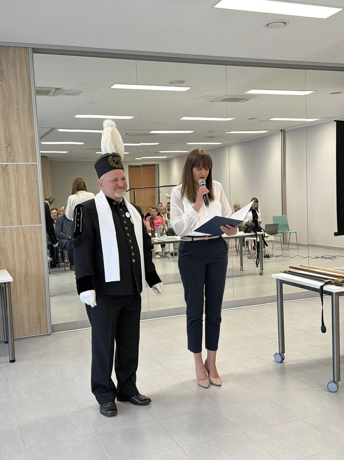Dyrektor biblioteki przedstawia górnika publiczności.