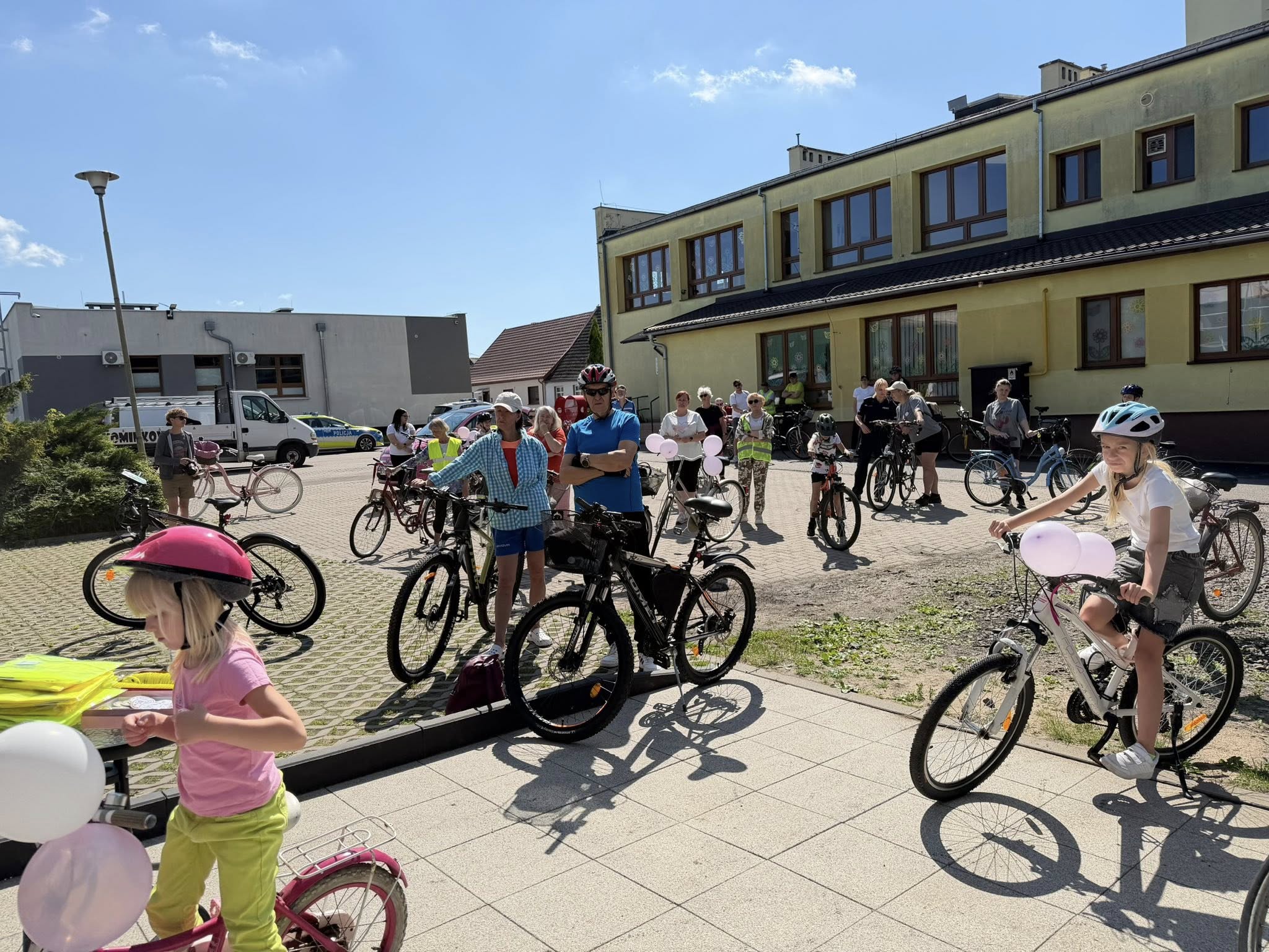 Uczestnicy rajdu stoją przy rowerach podczas zbiórki.